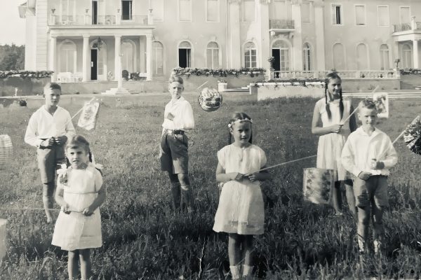 Kinder im Garten 1930er Jahre